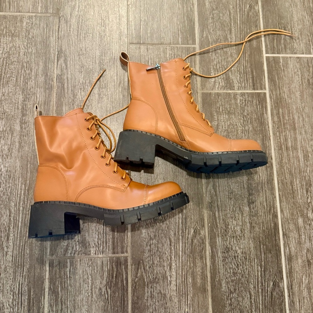 Size 10 NWOT lace up boots🌵